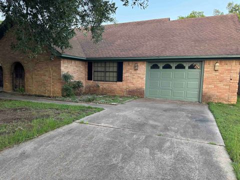 Homes For Sale - 107 Villa Dr<br/> Troup, TX 75789