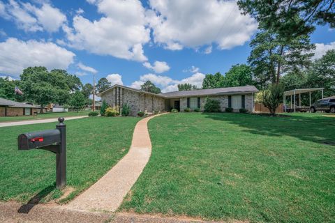 Homes For Sale - 317 E Robinwood Dr<br/> White Oak, TX 75693