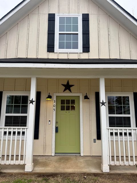 Homes For Sale - 305 Maple Ave<br/> Gladewater, TX 75647