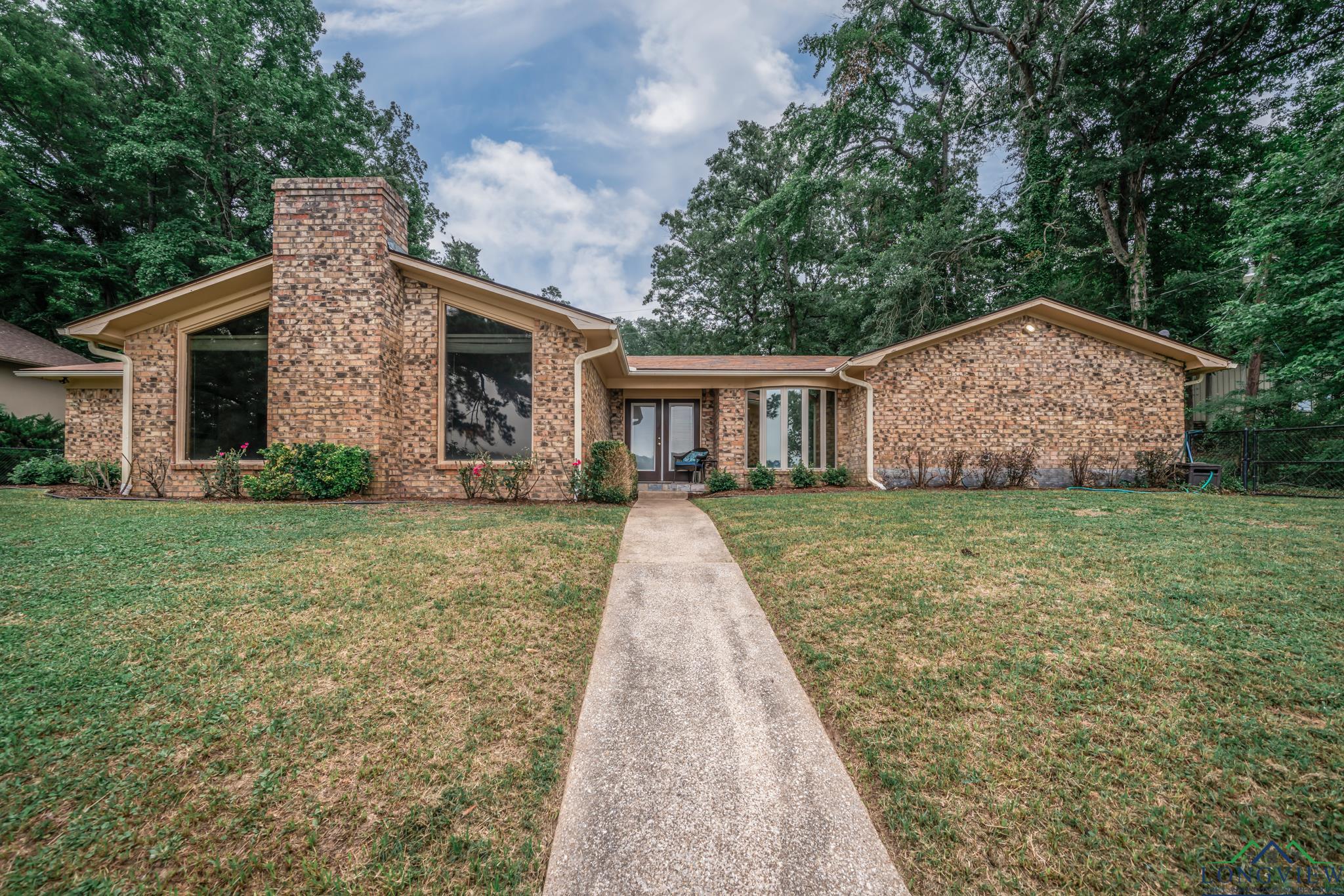 1909 E Lake Drive, Gladewater, Texas image 1