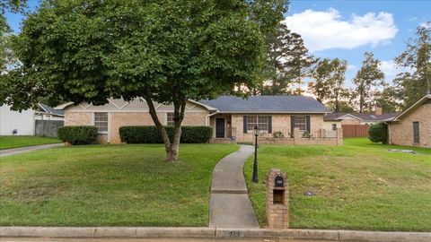 Homes For Sale - 713 Wedgewood Lane<br/> Longview, TX 75604