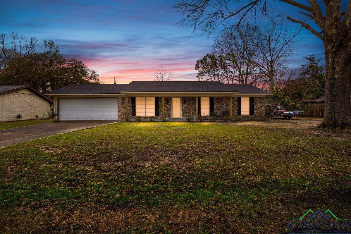 1102 Rosewood Dr, Carthage, Texas image 1