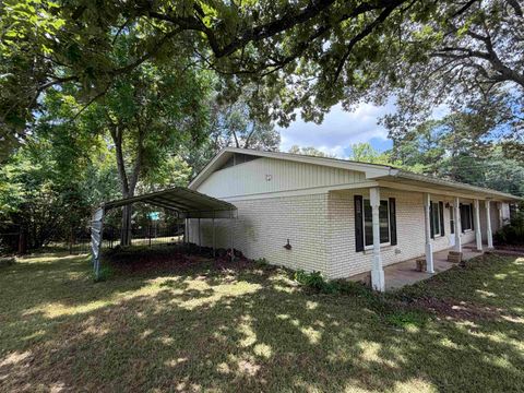 Homes For Sale - 200 Ivy Ln<br/> Longview, TX 75605