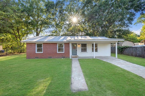 Homes For Sale - 106 W Pecan St<br/> Linden, TX 75563