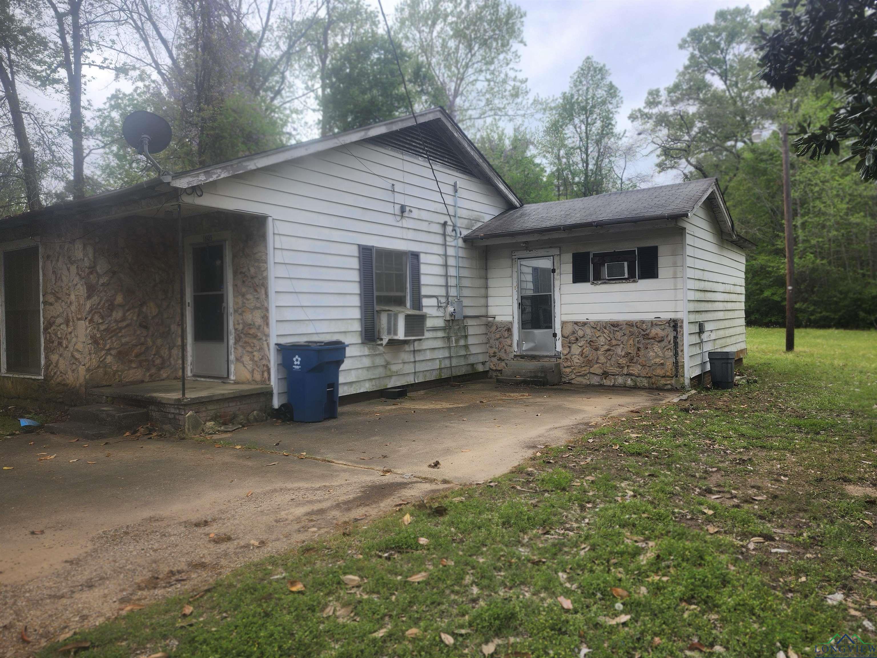 1803 Rosborough Springs Rd, Marshall, Texas image 2