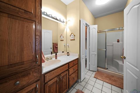 A home in Lindale