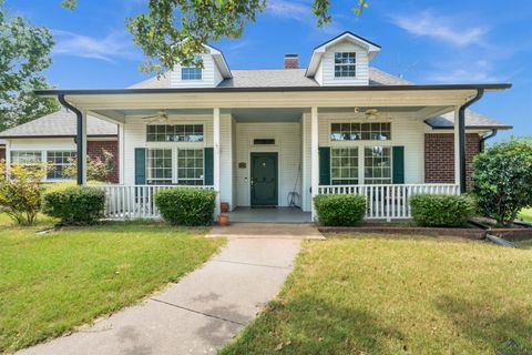 A home in Lindale