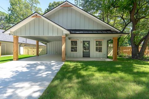 Homes For Sale - 107 Garrett Street<br/> Longview, TX 75602