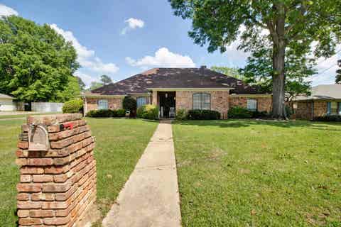 Homes For Sale - 902 Kingsbury Court<br/> Gregg County, Longview, TX 75604