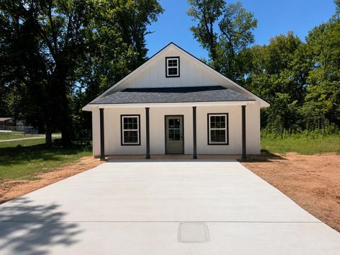 Homes For Sale - 802 W Nelson St<br/> Longview, TX 75601