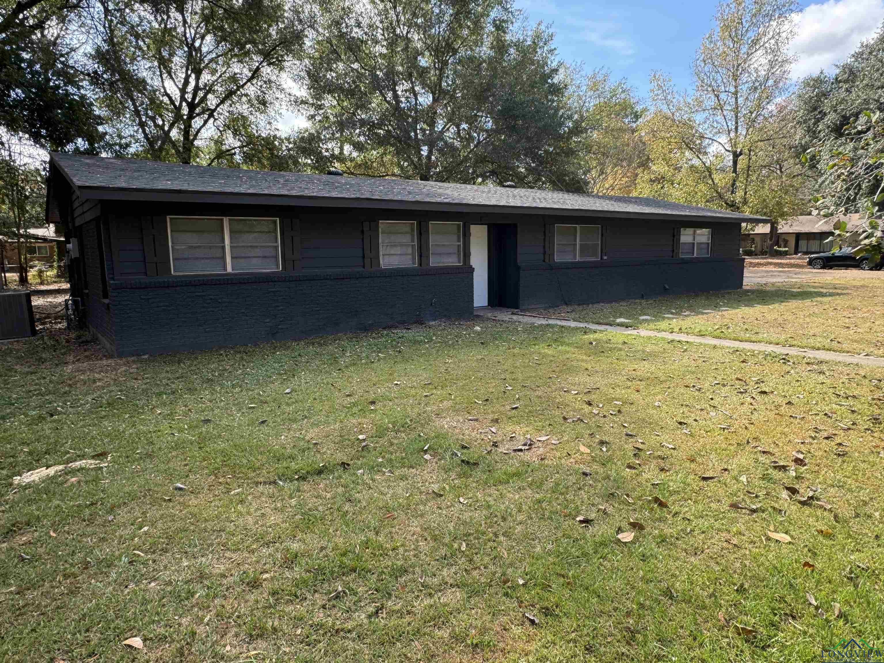 1015 W Holland St, Carthage, Texas image 1