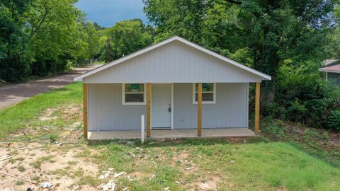 Homes For Sale - 401 W Sunset Ave<br/> Gregg County, Gladewater, TX 75647