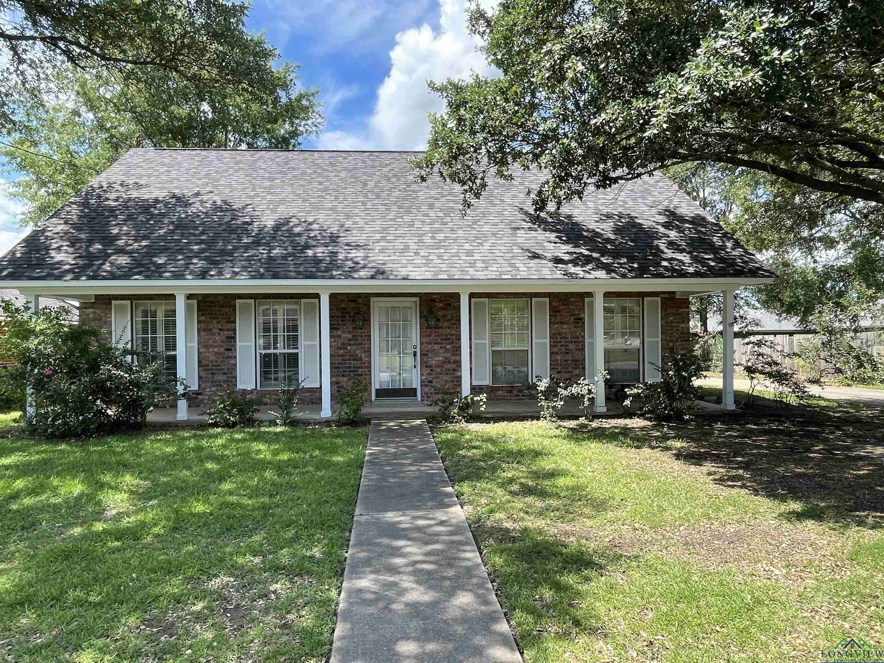 1404 Stonebriar Dr, Carthage, Texas image 1