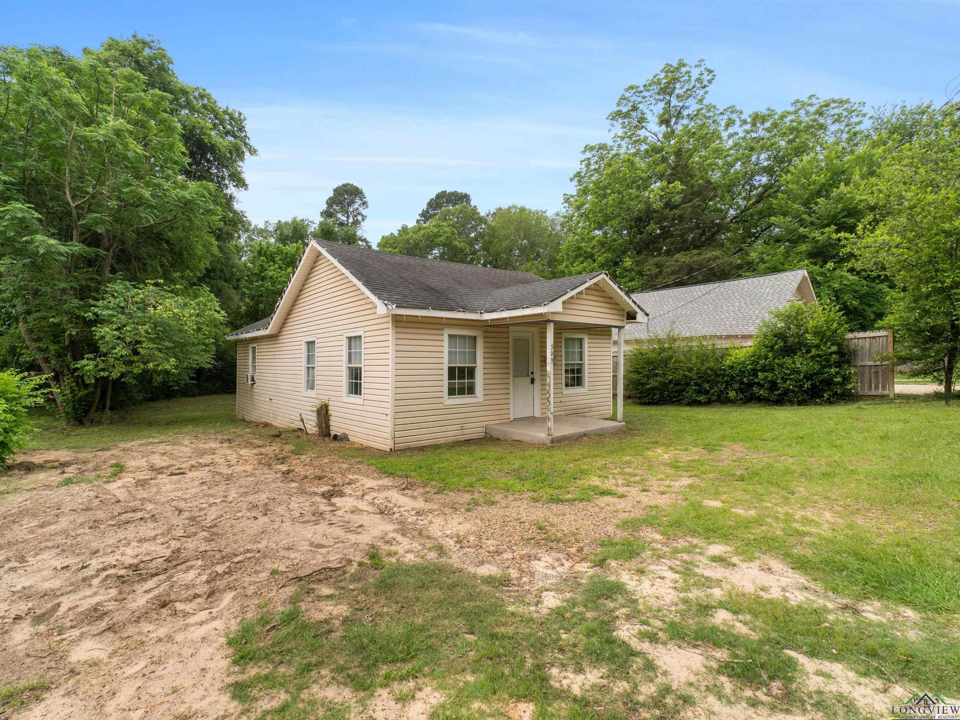 509 Clark St, Gilmer, Texas image 2