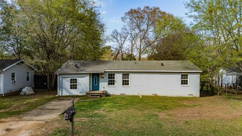 Homes For Sale - 203 Pirate Ave E<br/> Gregg County, Longview, TX 75604