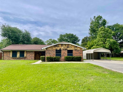 Homes For Sale - 104 Meadowbrook St<br/> Carthage, TX 75633