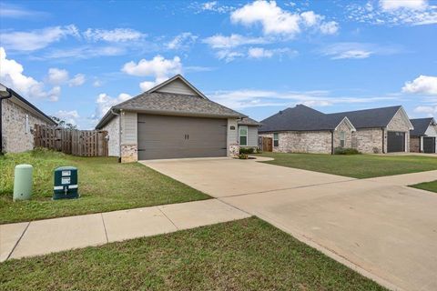 Homes For Sale - 1802 Forestdale Boulevard<br/> Smith County, Whitehouse, TX 75791