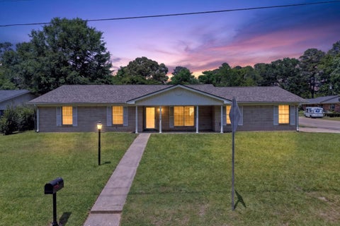 Homes For Sale - 1 Tanglewood Court<br/> Longview, TX 75604