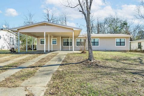 Homes For Sale - 236 Alamo St<br/> Lone Star, TX 75668