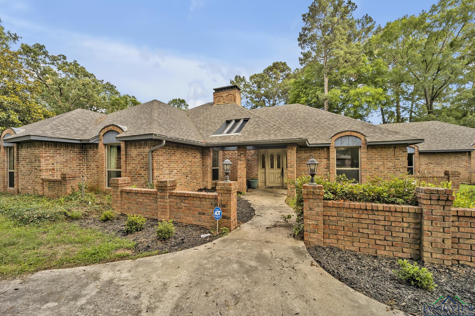 202 Timberlane Dr, Carthage, Texas image 2