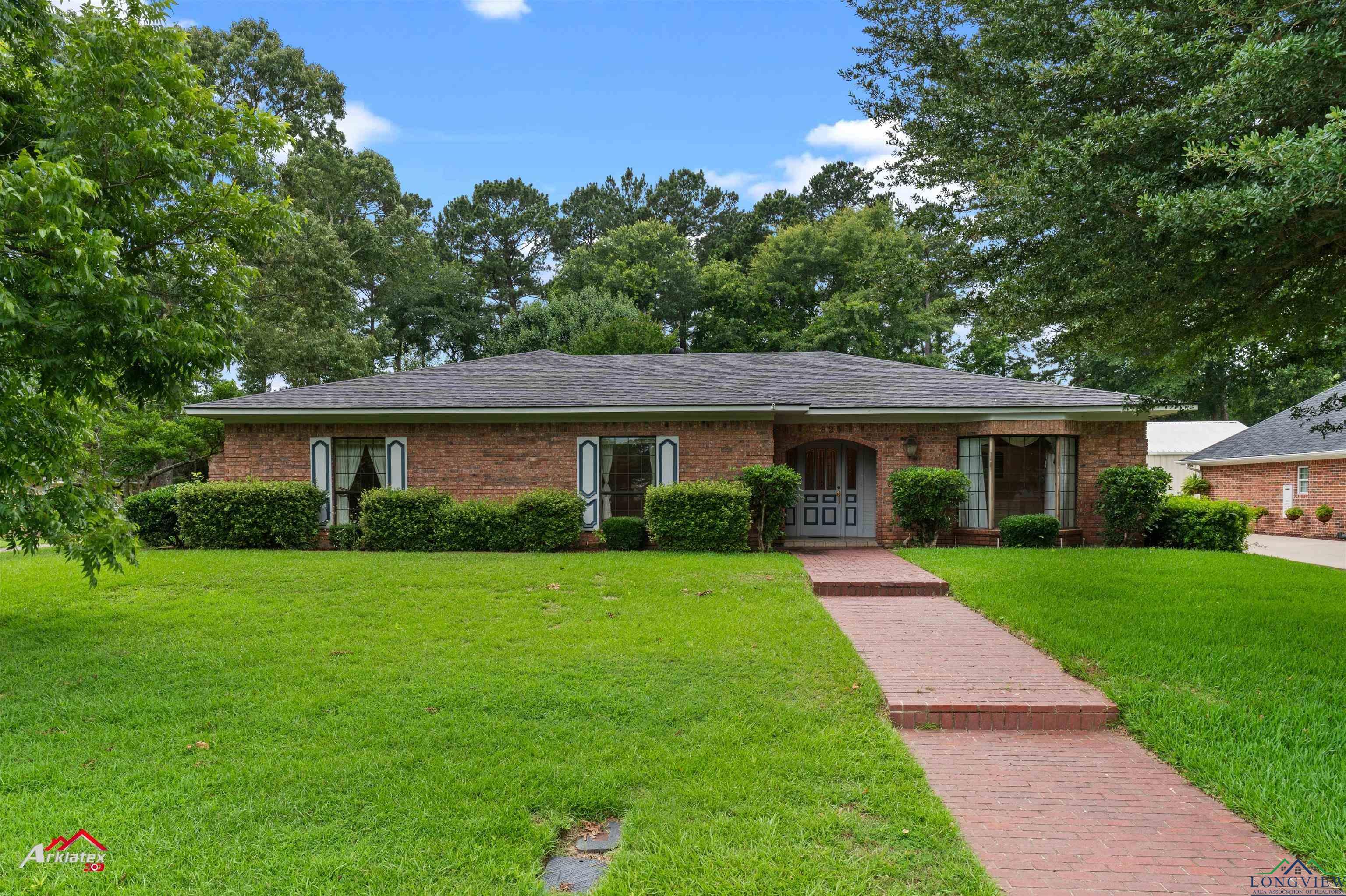 825 University Dr, Carthage, Texas image 1