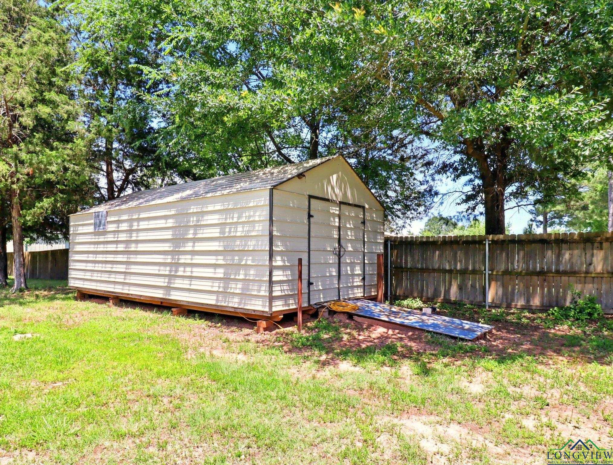 112 Melody Dr, Gladewater, Texas image 6