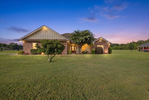 Homes For Sale - 106 E Foxtail Ln<br/> Gilmer, TX 75645