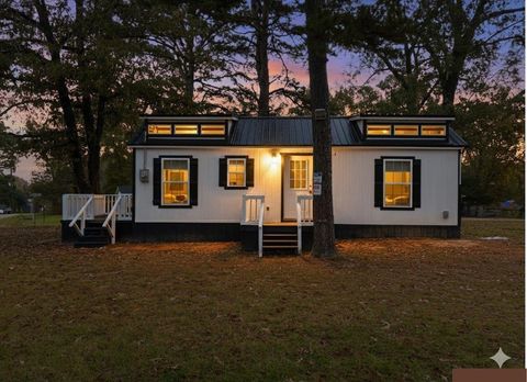 Homes For Sale - 4801 Woodcastle Drive<br/> Chandler, TX 75758