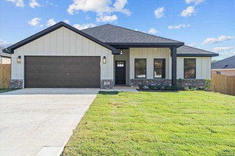 Homes For Sale - 16517 Crossing Circle<br/> Lindale, TX 75771