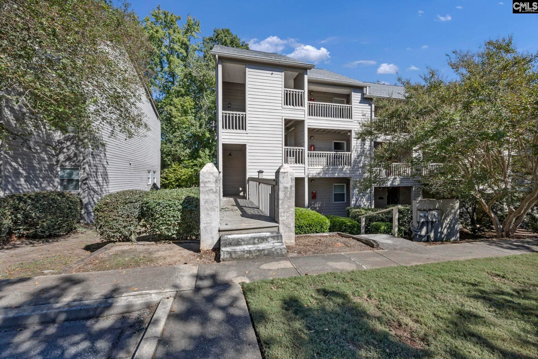 121 Edgewater Ln