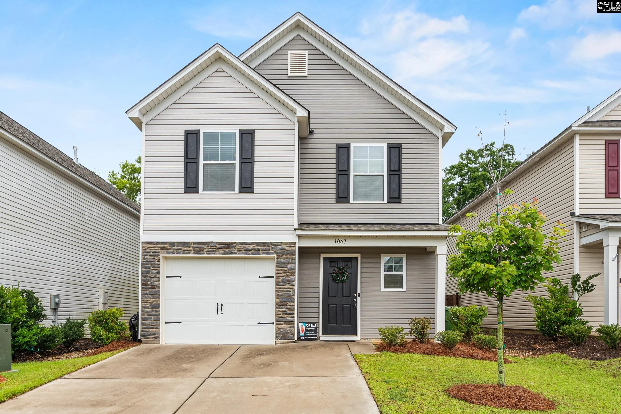 1069 Crescent Moon Loop