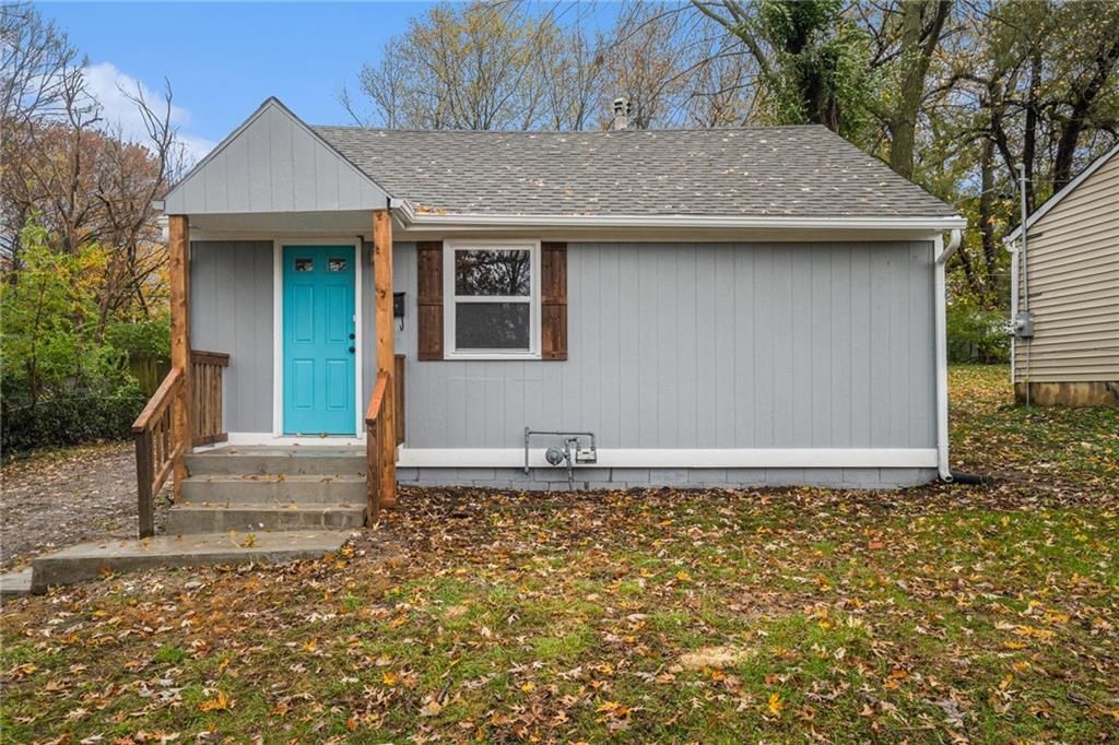 Photo of 9034 Grand Avenue, Kansas City, MO 64114 (MLS # 2608458)