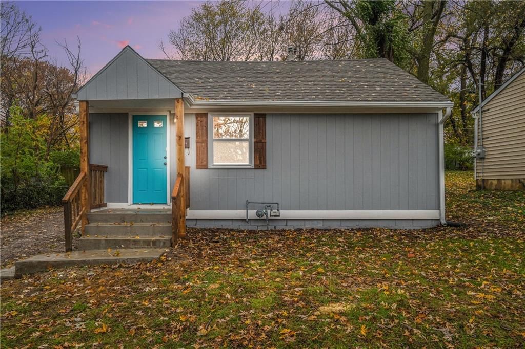 Photo of 9034 Grand Avenue, Kansas City, MO 64114 (MLS # 2608458)