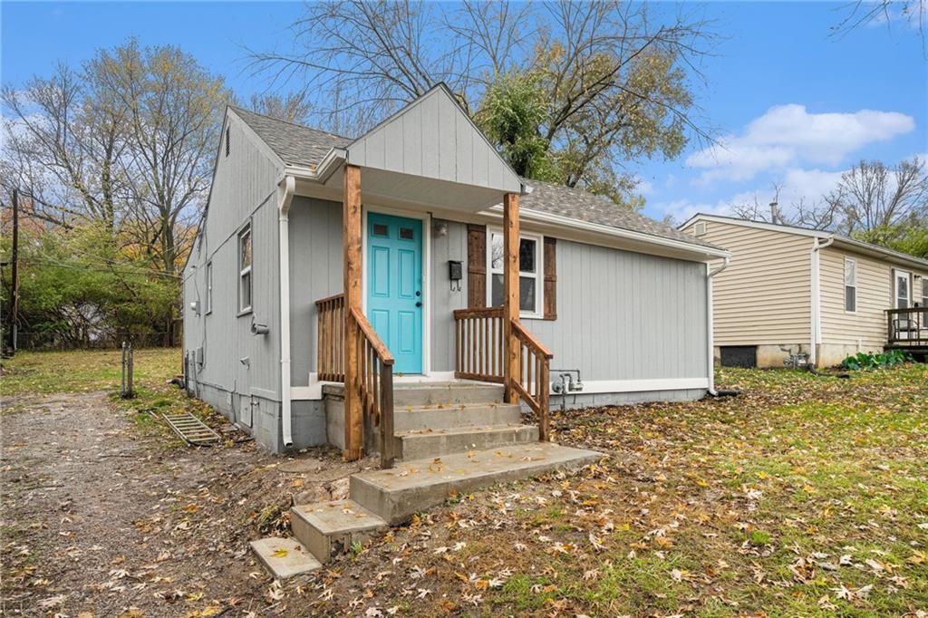 Photo of 9034 Grand Avenue, Kansas City, MO 64114 (MLS # 2608458)