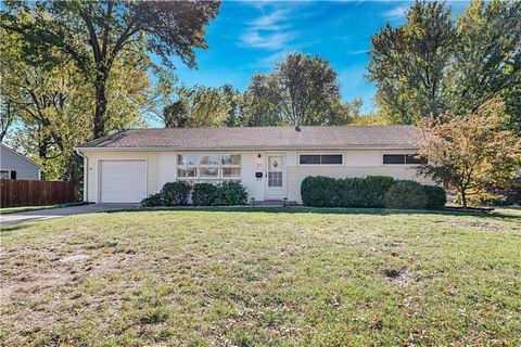 Photo of 405 W 101st Street, Kansas City, MO 64114 (MLS # 2585266)