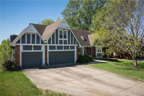 Photo of 601 E 107th Terrace, Kansas City, MO 64114 (MLS # 2615592)