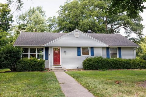 Photo of 4160 N Chelsea Avenue, Kansas City, MO 64117 (MLS # 2628355)