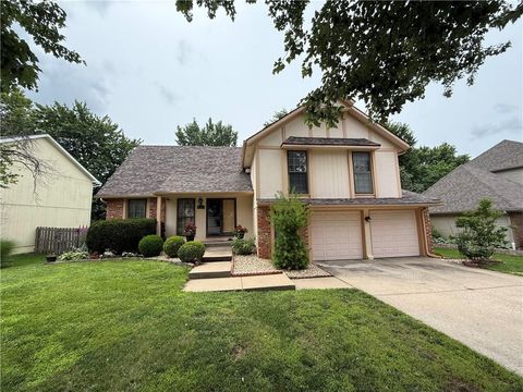 Photo of 11201 W 114th Street, Overland Park, KS 66210 (MLS # 2629716)