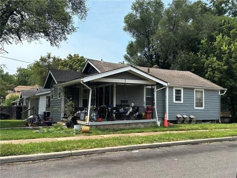 Photo of 3044 E 60th Street, Kansas City, MO 64130 (MLS # 2610418)