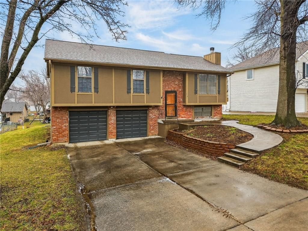 Photo of 516 Sharon Drive, Liberty, MO 64068 (MLS # 2597449)