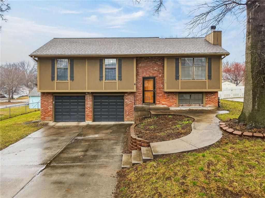 Photo of 516 Sharon Drive, Liberty, MO 64068 (MLS # 2597449)