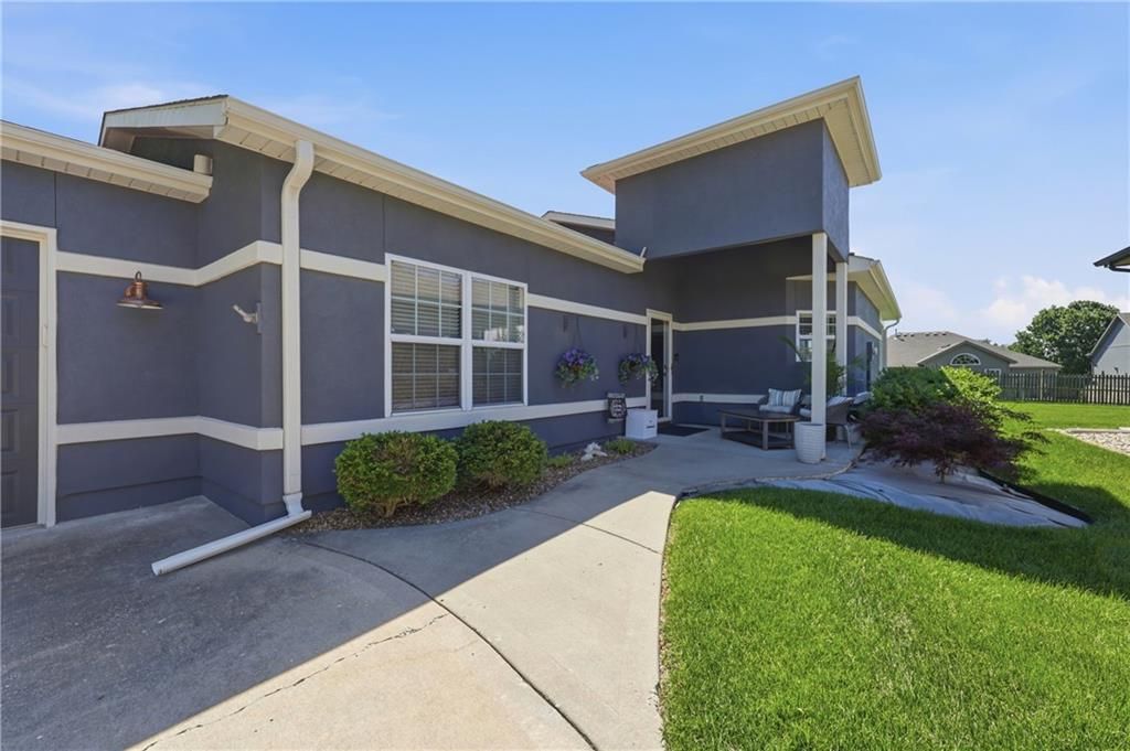 Photo of 2819 NE Sonora Valley Drive, Blue Springs, MO 64014 (MLS # 2618620)