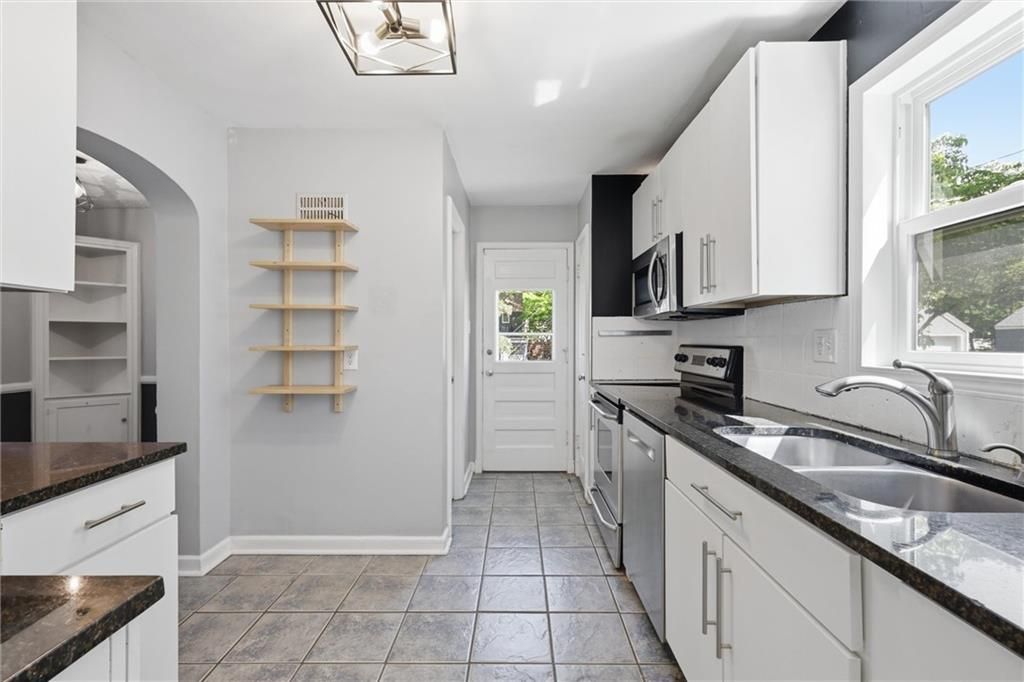 Photo of 1124 W 77TH Street, Kansas City, MO 64114 (MLS # 2618536)