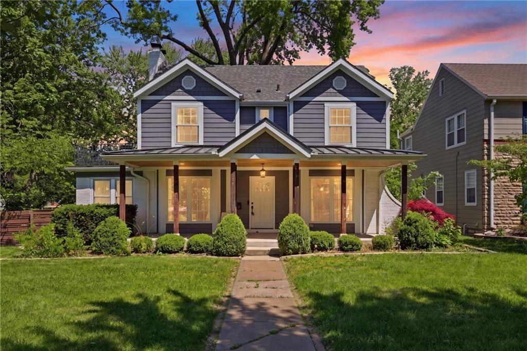 Photo of 1124 W 77TH Street, Kansas City, MO 64114 (MLS # 2618536)