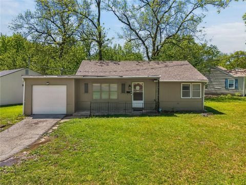 Photo of 7400 Lamar Avenue, Overland Park, KS 66204 (MLS # 2610065)