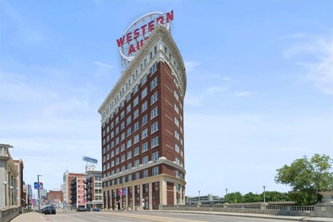 Photo of 2107 Grand Boulevard #909, Kansas City, MO 64108 (MLS # 2633559)
