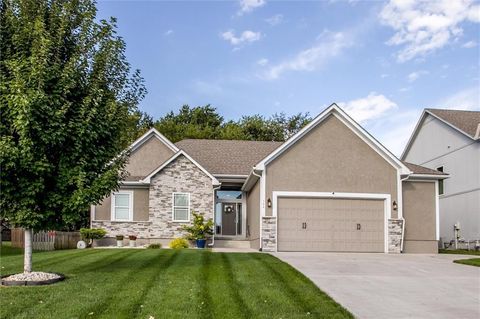 Photo of 304 SE Wood Lane, Lees Summit, MO 64063 (MLS # 2579488)