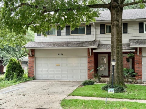Photo of 5301 W 103 Place, Overland Park, KS 66207 (MLS # 2644920)