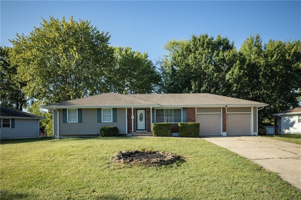 Photo of 122 SE Moore Street, Blue Springs, MO 64014 (MLS # 2598906)