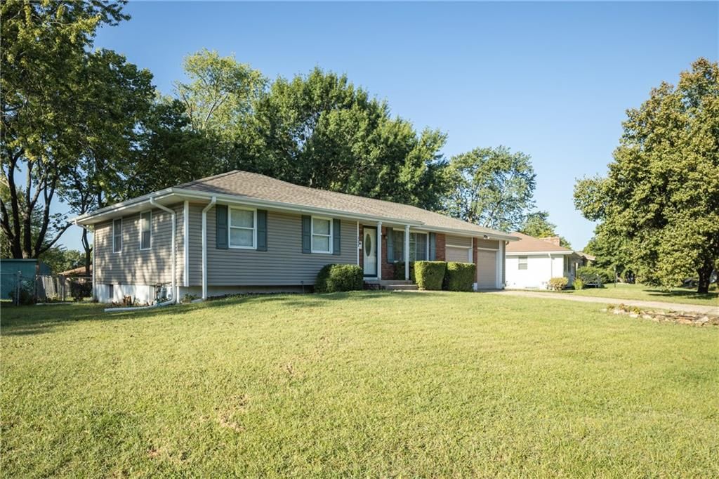 Photo of 122 SE Moore Street, Blue Springs, MO 64014 (MLS # 2598906)